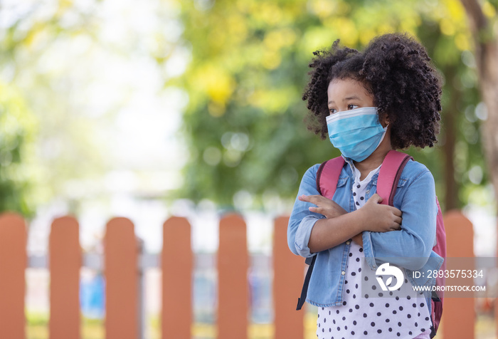 戴口罩的孩子在新冠肺炎病毒隔离和封锁后重新开学。这是新的正常现象。