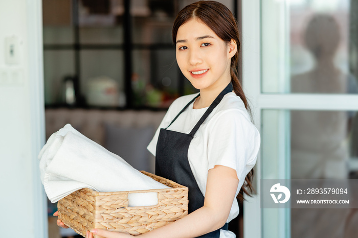 一名亚洲女服务员正在为客人准备毛巾