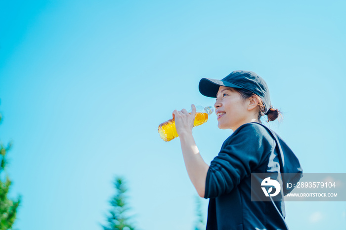 公園でトレーニングするスポーツウェアを着た女性