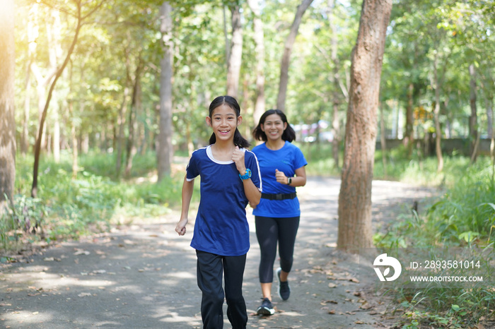 亚洲母女在公园慢跑。