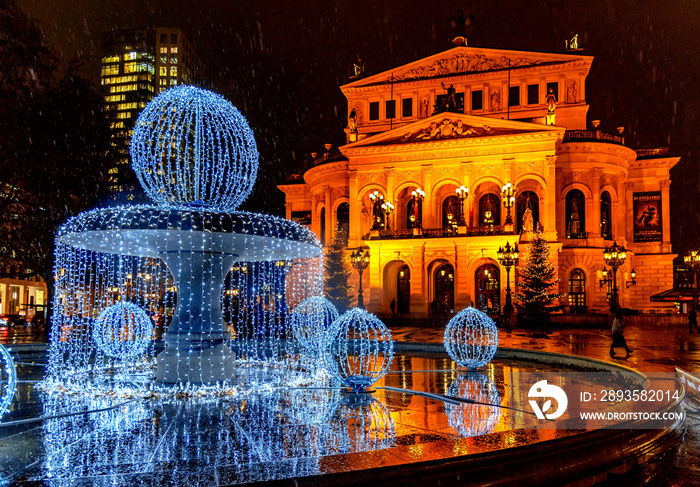 Alte Oper und Lucae Brunnen auf dem Opernplatz in Frankfurt am Main zur Weihnachtszeit