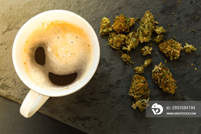 一杯美味的咖啡，里面有一堆高质量的大麻芽。两种药物：大麻和咖啡因