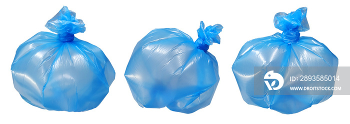 白色背景上隔离的带有蓝色塑料袋的垃圾桶。