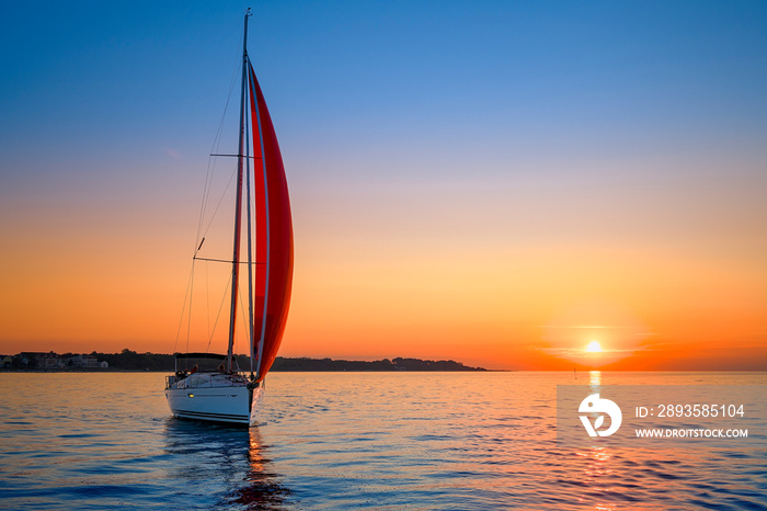 Segelyacht, Segelboot im Sonnenuntergang  auf der Ostsee vor Kühlungsborn..