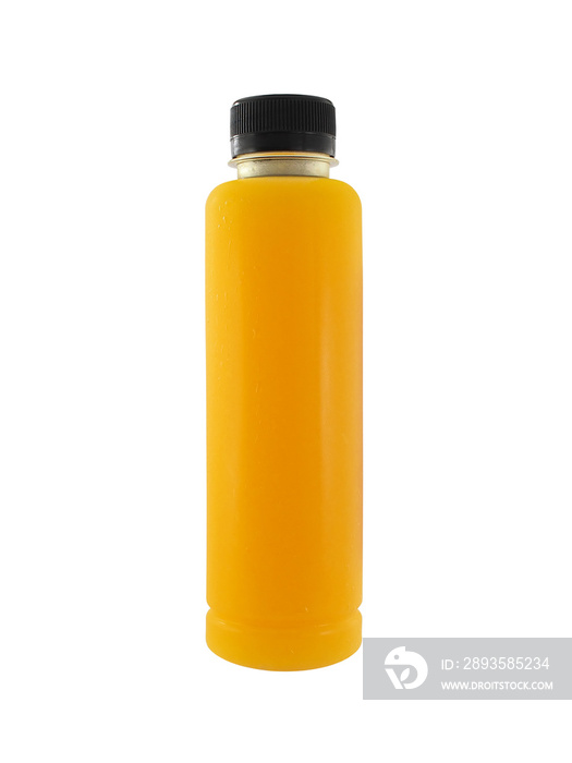 装在透明塑料瓶中的完整橙汁，黑色盖子隔离在白色背景上