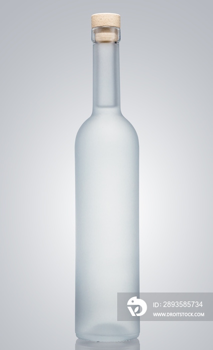 一瓶无标签的磨砂玻璃，配杜松子酒、龙舌兰酒、朗姆酒或伏特加，在纯白色ba上隔离
