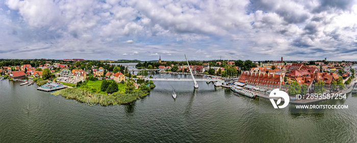 Mikołajki, Jezioro Mikołajskie na Mazurach w Polsce z lotu ptaka