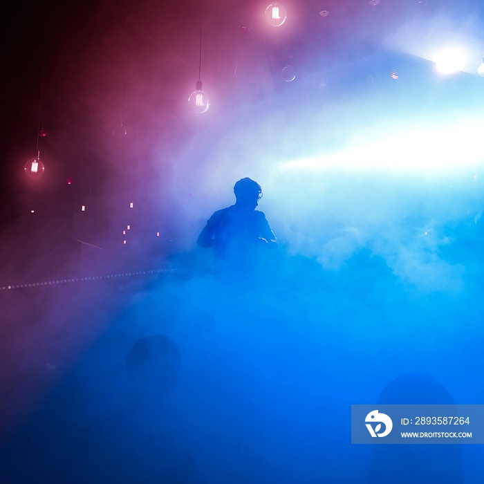 DJ im Nebel Rot Blau Glühbirnen