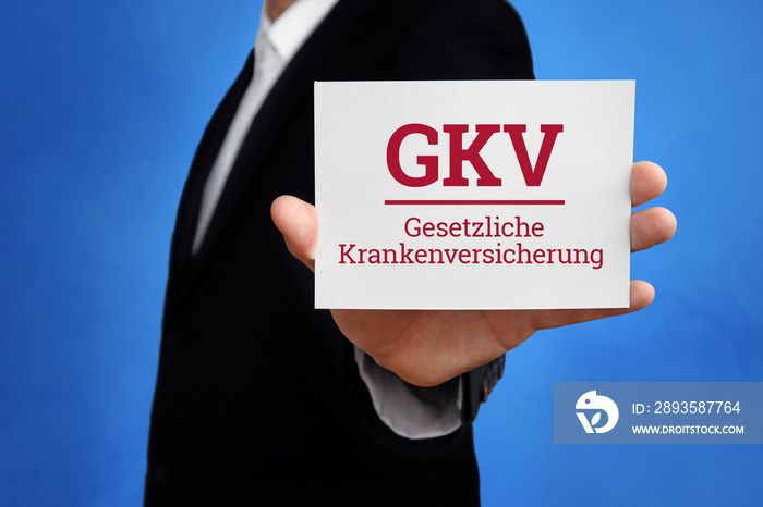 GKV (Gesetzliche Krankenversicherung). Anwalt hält Karte in der Hand. Beschriftung auf Schild zeigt 