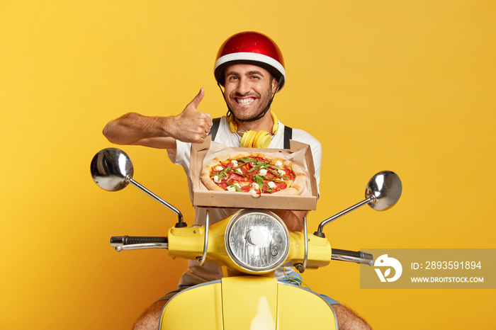 I recommend eat this delicious pizza! Cheerful busy man courier delivers appetizing fast food in car