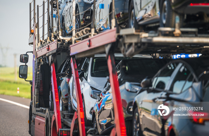 公路上的汽车运输车半卡车拖车