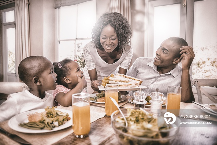 幸福的一家人一起享受健康大餐