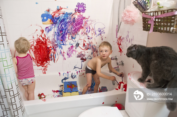 两个可爱的白人小男孩和小女孩在浴缸里画画的肖像
