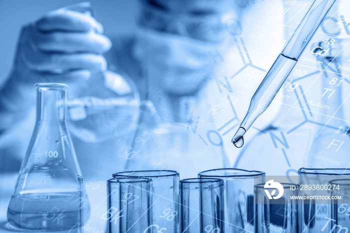 在化学实验室背景下，科学家拿着装有实验室玻璃器皿和试管的烧瓶的手，