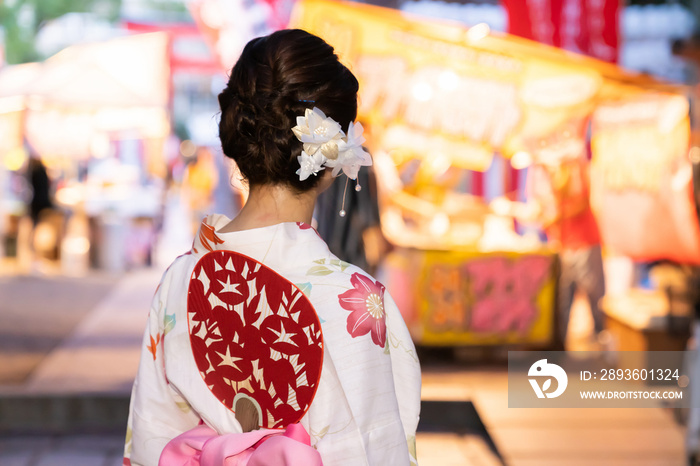 浴衣を着た女性　お祭り　後ろ姿