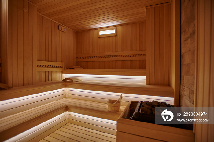 桑拿室内概念，酒店空荡荡的木制蒸汽房。健康水疗的生活方式。