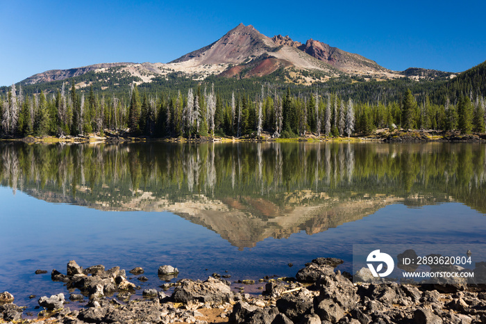 晨光中的火山山在前景湖的静水中反射