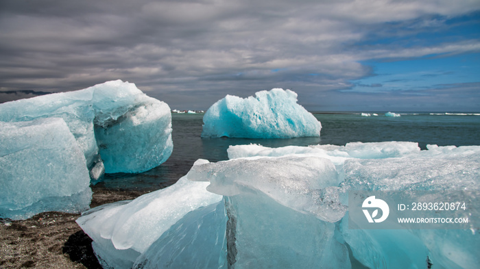 夏季冰岛浮冰的Jokulsaron泻湖景观