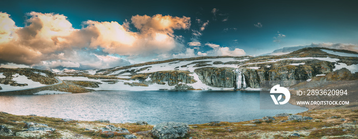 挪威Aurlandsfjellet路。春季雪景中的瀑布漂浮网。风景优美的S路