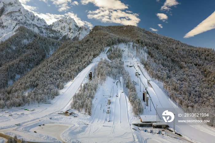 冬季雪中斯洛文尼亚普莱尼察Kranjska gora附近的Ratece滑雪跳跃鸟瞰图。