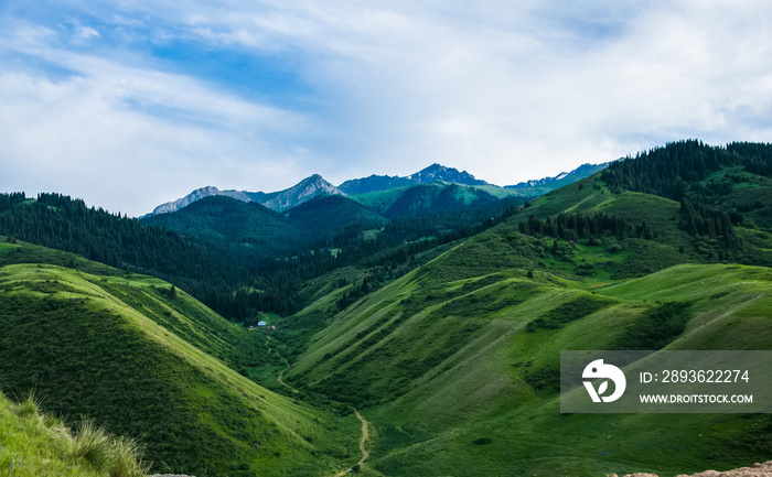 越野旅行在山路上。美丽的山景、云朵、绿色的山谷和山丘。