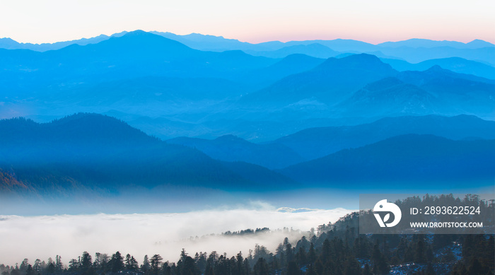 美丽的风景，早上有层叠的蓝山——白天可以看到荒野山脉