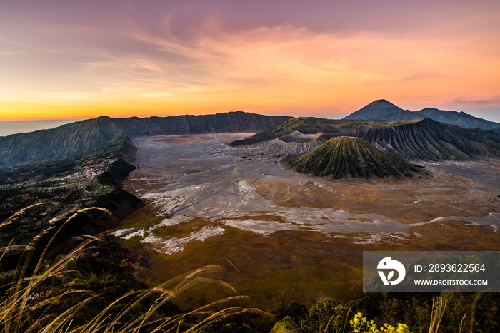日出于塞默鲁火山巴托克布罗莫。布罗莫是一座活火山，是腾格里山脉的一部分。