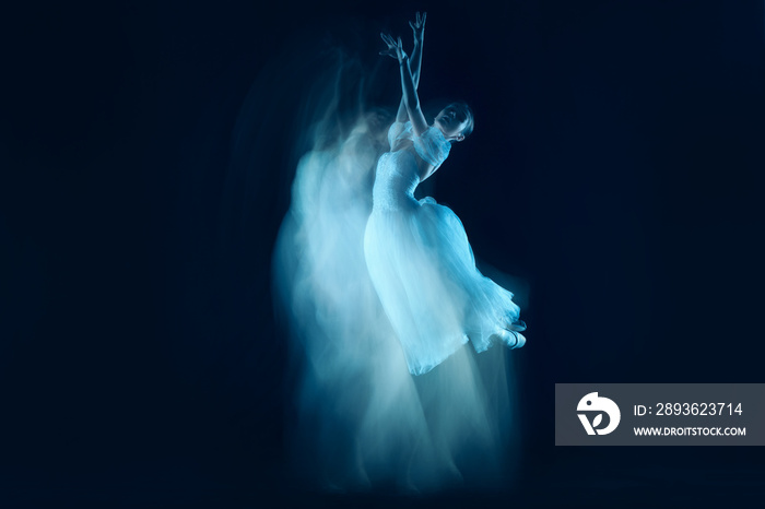 作为艺术的照片——美丽的芭蕾舞演员在黑暗的b上穿过面纱的感性和情感舞蹈