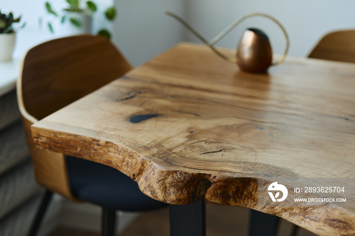 工艺橡木桌子、椅子、铜喷壶和现代地板的时尚组合