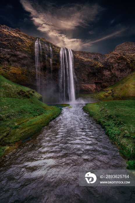 Seljalandsfoss-Seljalandsfoss位于冰岛南部地区，紧邻1号公路