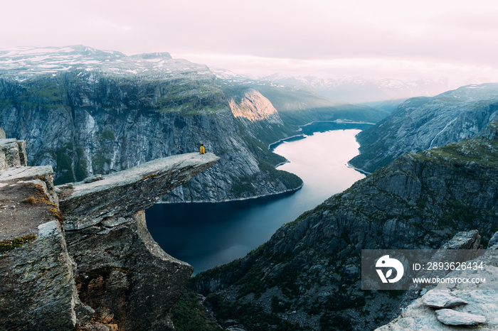 Trolltunga岩石的壮丽景色-挪威最壮观、最著名的悬崖。图片q