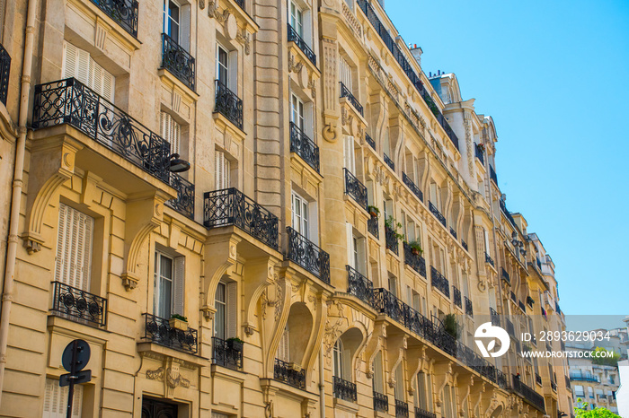 带阳台和窗户的典型巴黎建筑。第16区奥斯曼风格建筑