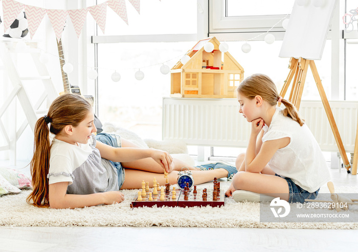 漂亮女孩下棋