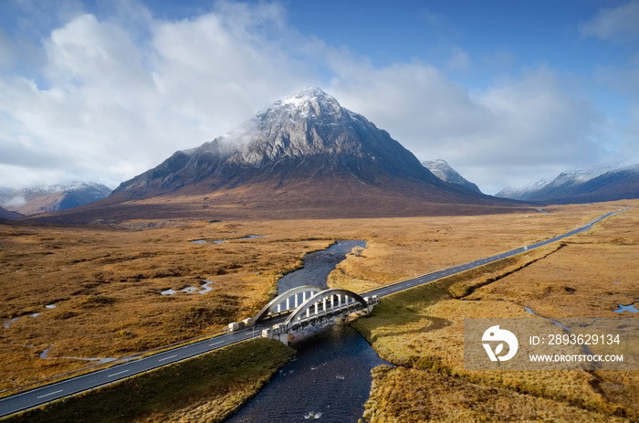 A82路桥秋景中的Buachaire Etive Mor鸟瞰图