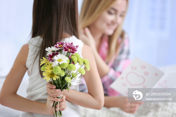 可爱的小女孩在背后为母亲藏花，特写。母亲节概念