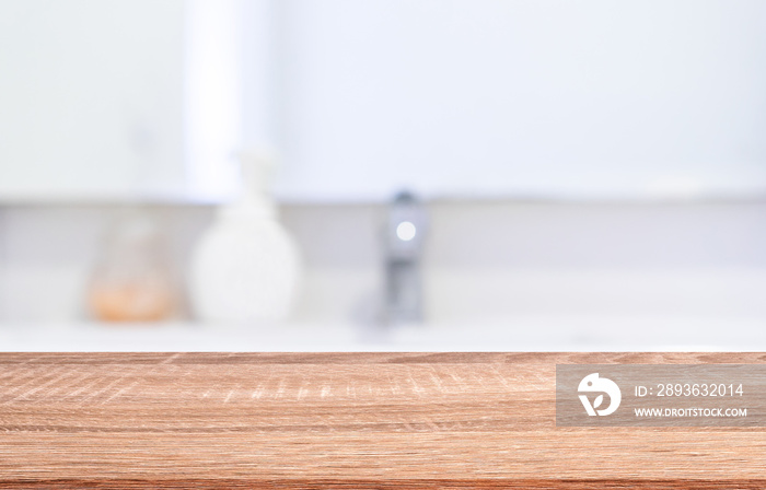 用现代棕色木质桌面模糊豪华现代浴室背景，用于展示、广告、设计产品o
