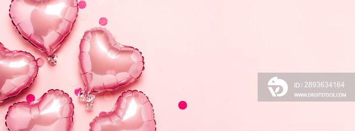 粉色背景上心形的粉色气球。情人节概念，装饰