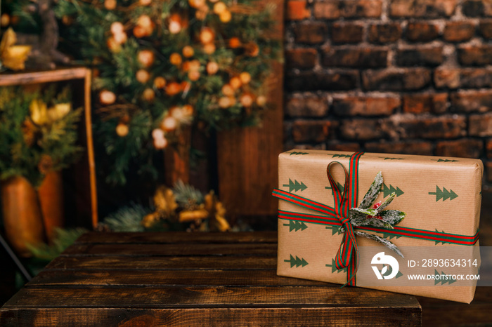在闪闪发光的树和壁炉前用牛皮纸包裹的圣诞礼物