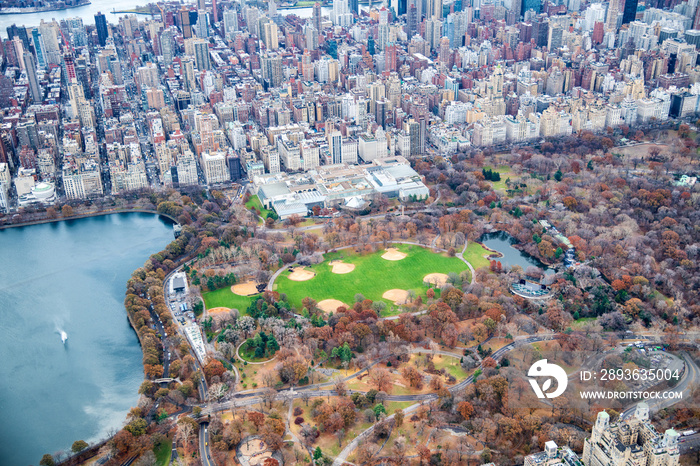 纽约市大都会艺术博物馆和中央公园秋季直升机鸟瞰图