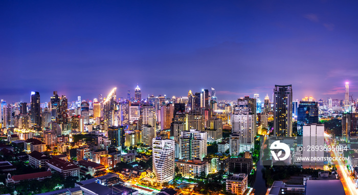 黄昏天空中的城市大都市夜景