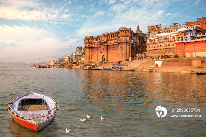 古老的瓦拉纳西印度城市建筑，日落时可以看到恒河。可以看到木船