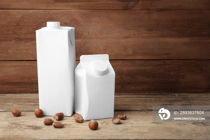 两个木制背景的简单牛奶盒
