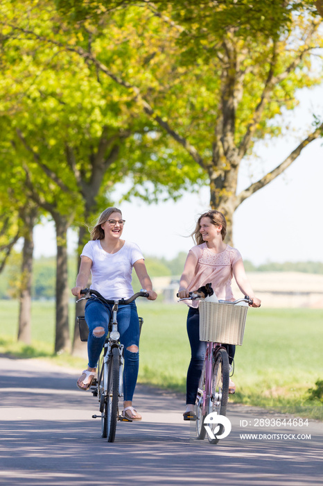 Freundinnen machen eine Radtour