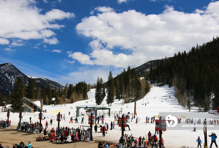 科罗拉多滑雪场度假概念。Keystone Colorado天空度假村阳光明媚的早春。人们