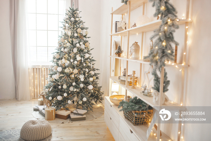 圣诞背景。室内圣诞树。节日装饰