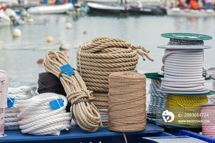 Cordages enroulés dans le port de Douarnenez, Finistère, Bretagne,