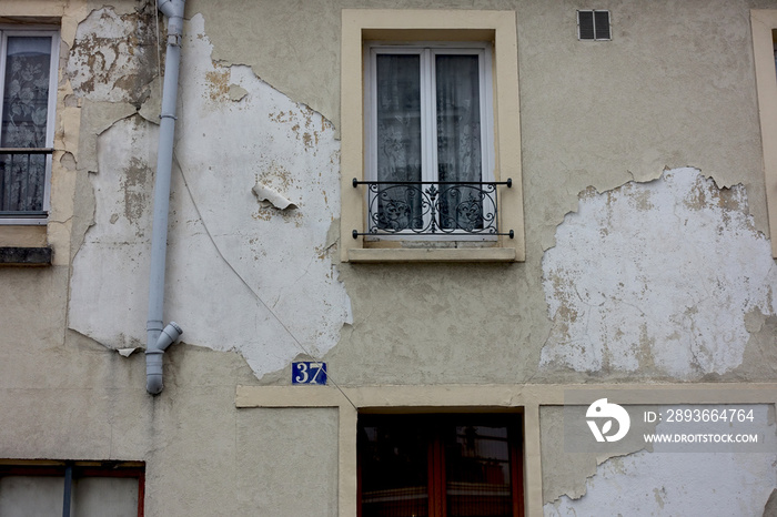 Façade à lenduit qui se décolle