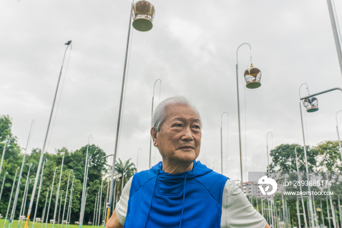 一位活跃的老年鸟类收藏家