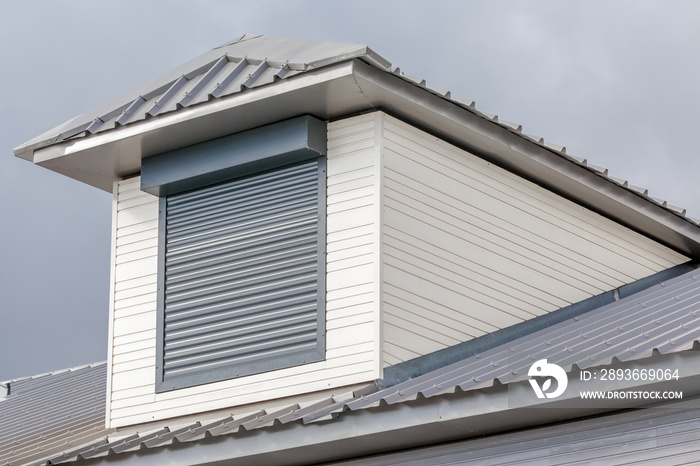 Lucarne sur toit de maison créole