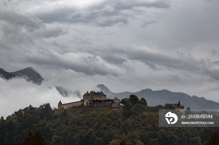 Panorama de Gruyères sous le brouillard en Suisse